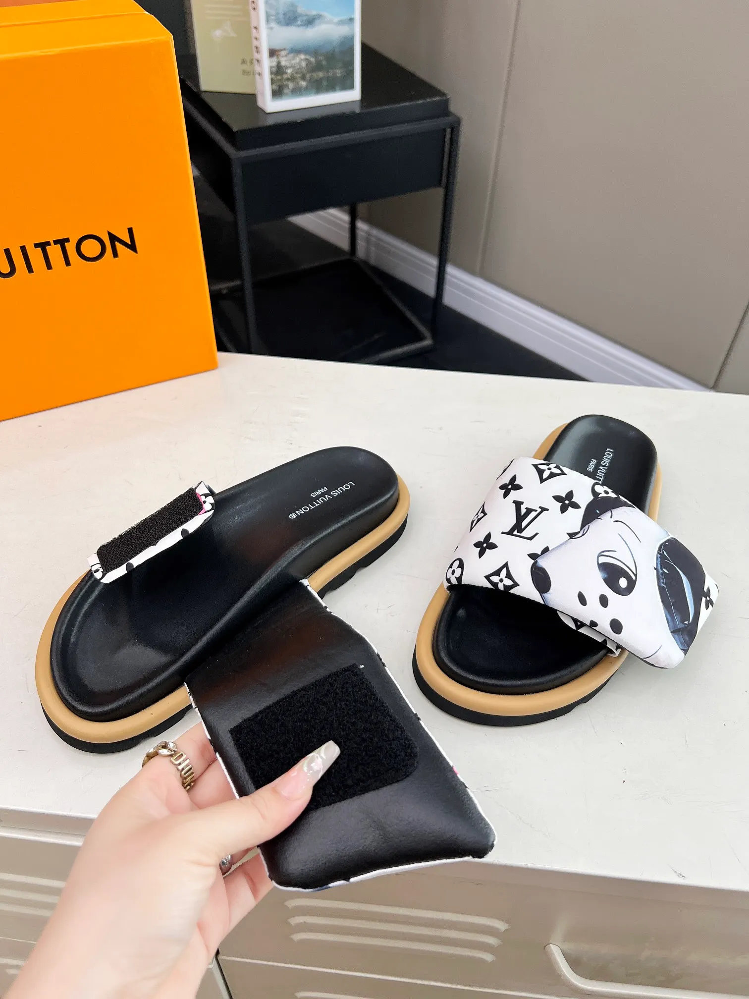 👟👟Ex-factory price 360👟👟 lv donkey brand l home 2024 hot style embossed logo embossed sandals This ol low comfort flat sandals are made of technical fabrics and use high-frequency embossing technology to reinterpret the monogram pattern. Soft padded upper with adjustable Velcro, comfortable and tough insole adds harmonious color ▪️Fabric: Original customized technical fabric ▪️Lining: soft sheepskin lining ▪️Sole: Original open-molded rubber foam outsole Color: .yellow.black▪️